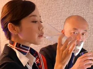 Hai chị em cùng cha khác mẹ: "Lấy thanh kiếm ánh sáng thật của anh ra và cho chúng tôi xem."”
