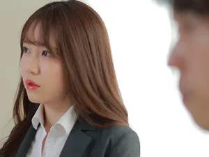 Gã đàn ông giàu có khốn khổ đã quan hệ tay ba với hai con đĩ, dùng đạo cụ để chọc vào âm hộ của chúng và vui vẻ, tận hưởng dịch vụ trực tiếp của hai con đĩ liếm dương vật và tinh hoàn của chúng, sau đó bị địt và rên rỉ không ngừng.