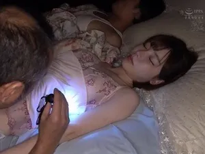 :2000 Khán giả trẻ Kawaii được yêu cầu phải giữ dáng nhỏ nhắn và đeo kính”